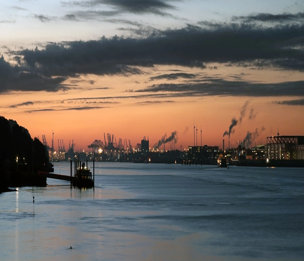 Morgenstimmung am Hamburger Hafen mit Blick über die Elbe – Symbol für Aufbruch und neue Klarheit in der Burnout-Therapie