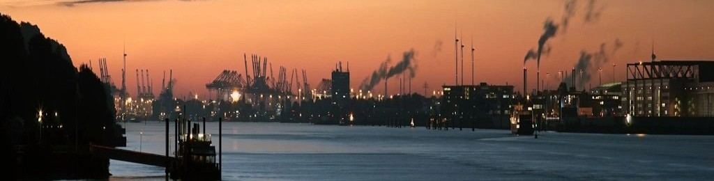 Morgenstimmung am Hamburger Hafen mit Blick über die Elbe – Symbol für Aufbruch und neue Klarheit in der Burnout-Therapie